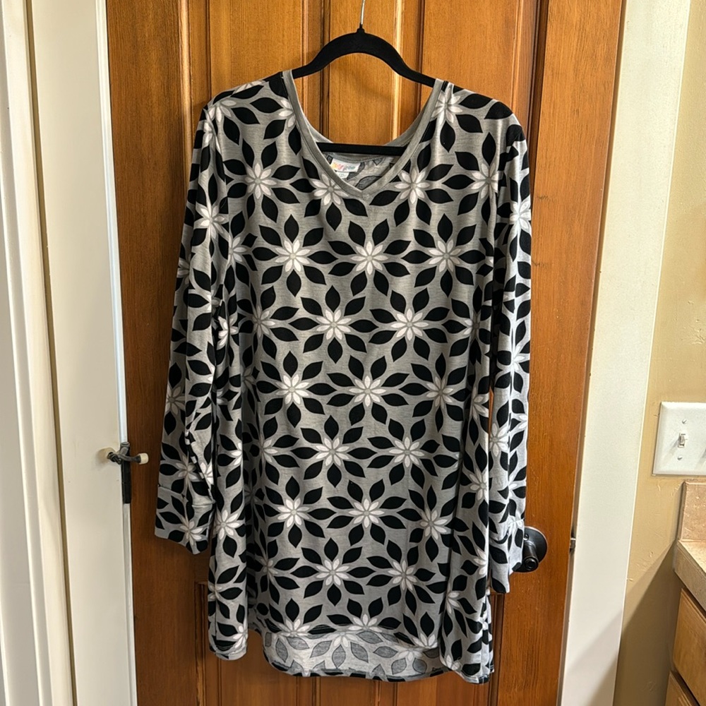 LuLaRoe Elizabeth Long Sleeve Tunic Size 2XL